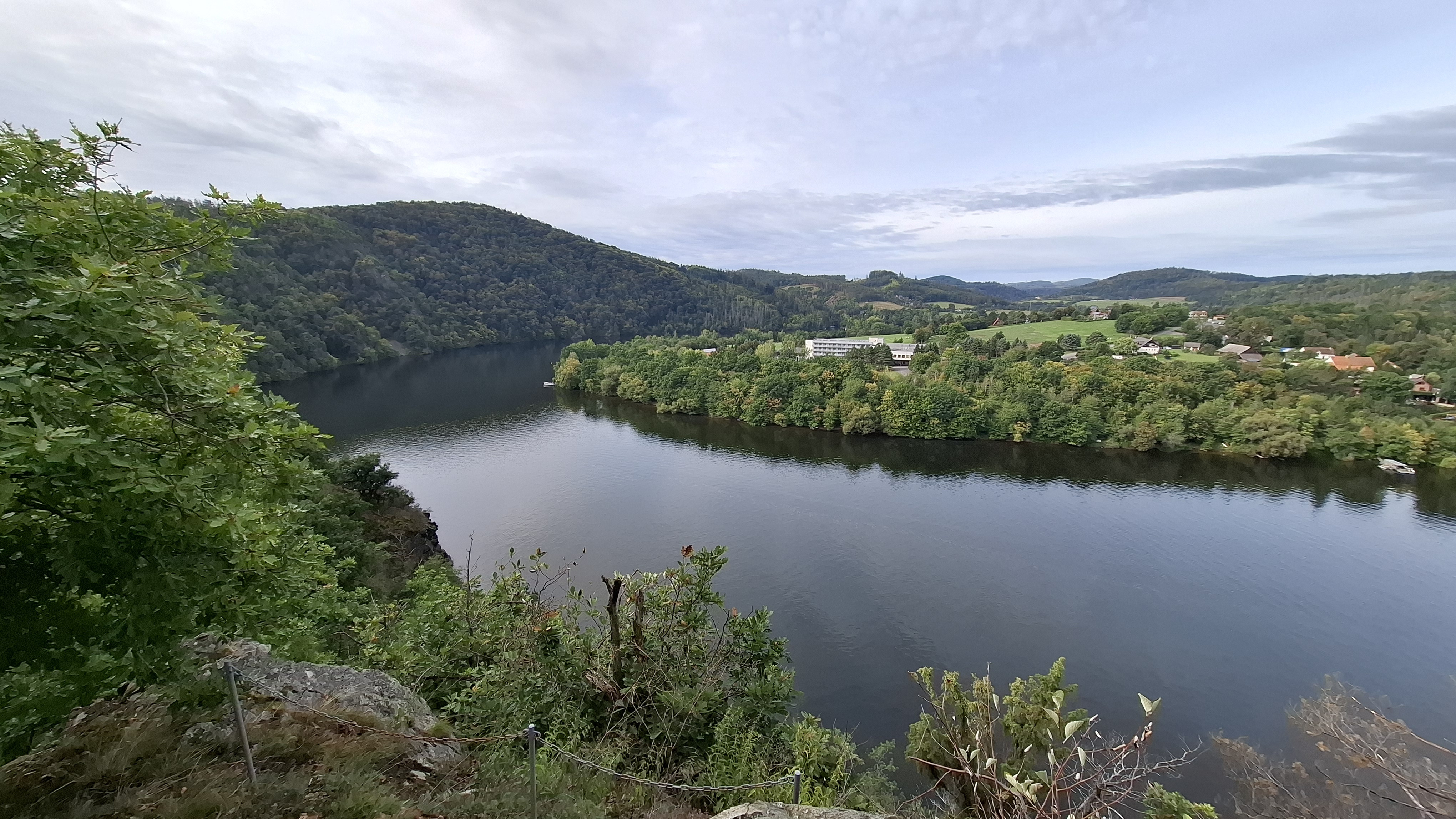 Dva kilometry oprav a 150 těžkých dřevěných kůlů. Naučná stezka v Drbákově je opět bezpečná. 