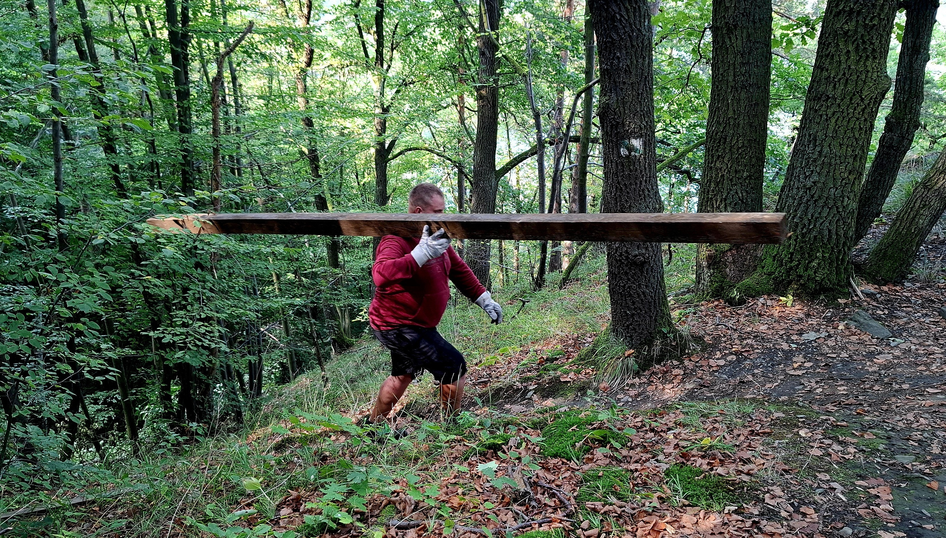 Dva kilometry oprav a 150 těžkých dřevěných kůlů. Naučná stezka v Drbákově je opět bezpečná. 