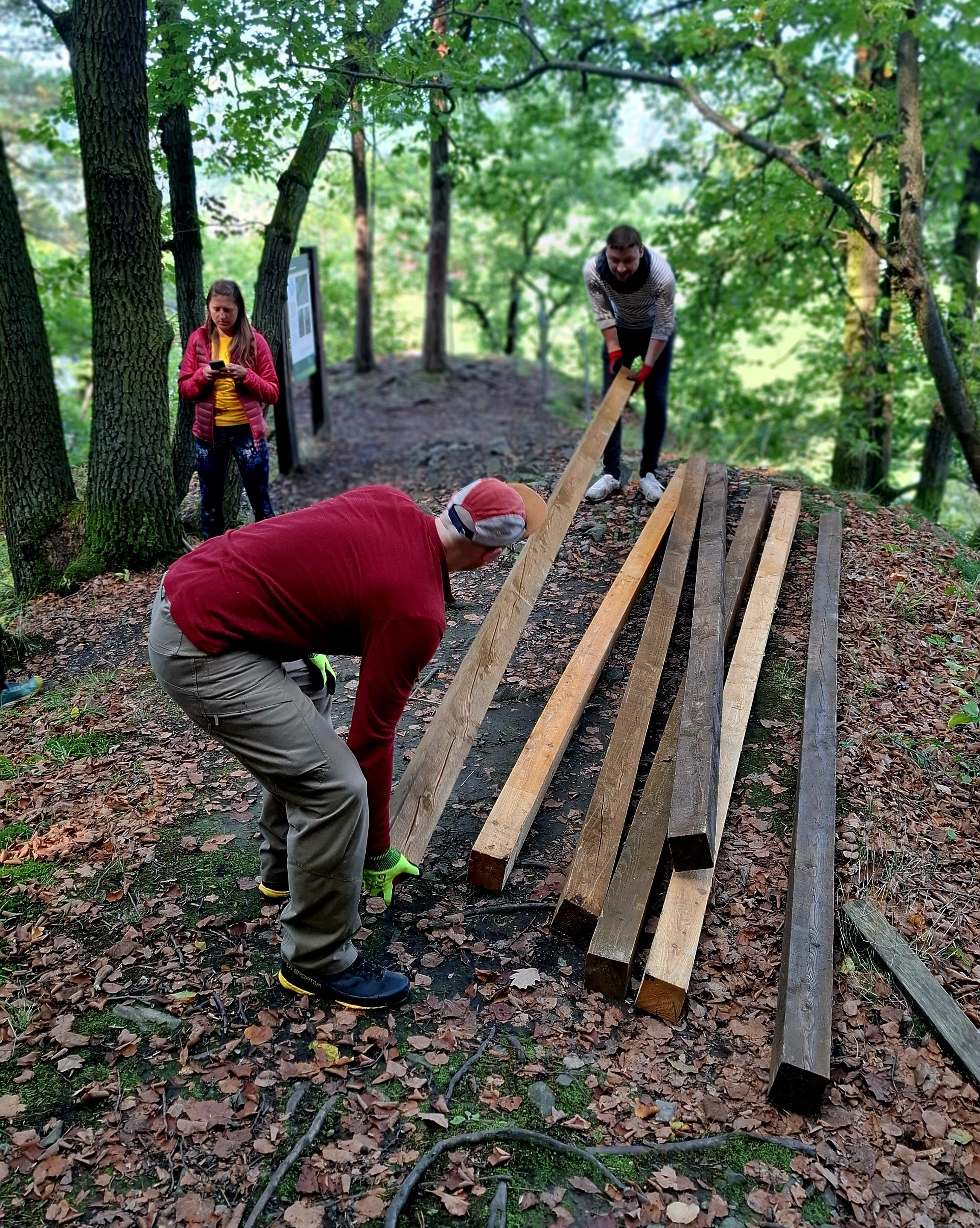 Dva kilometry oprav a 150 těžkých dřevěných kůlů. Naučná stezka v Drbákově je opět bezpečná. 