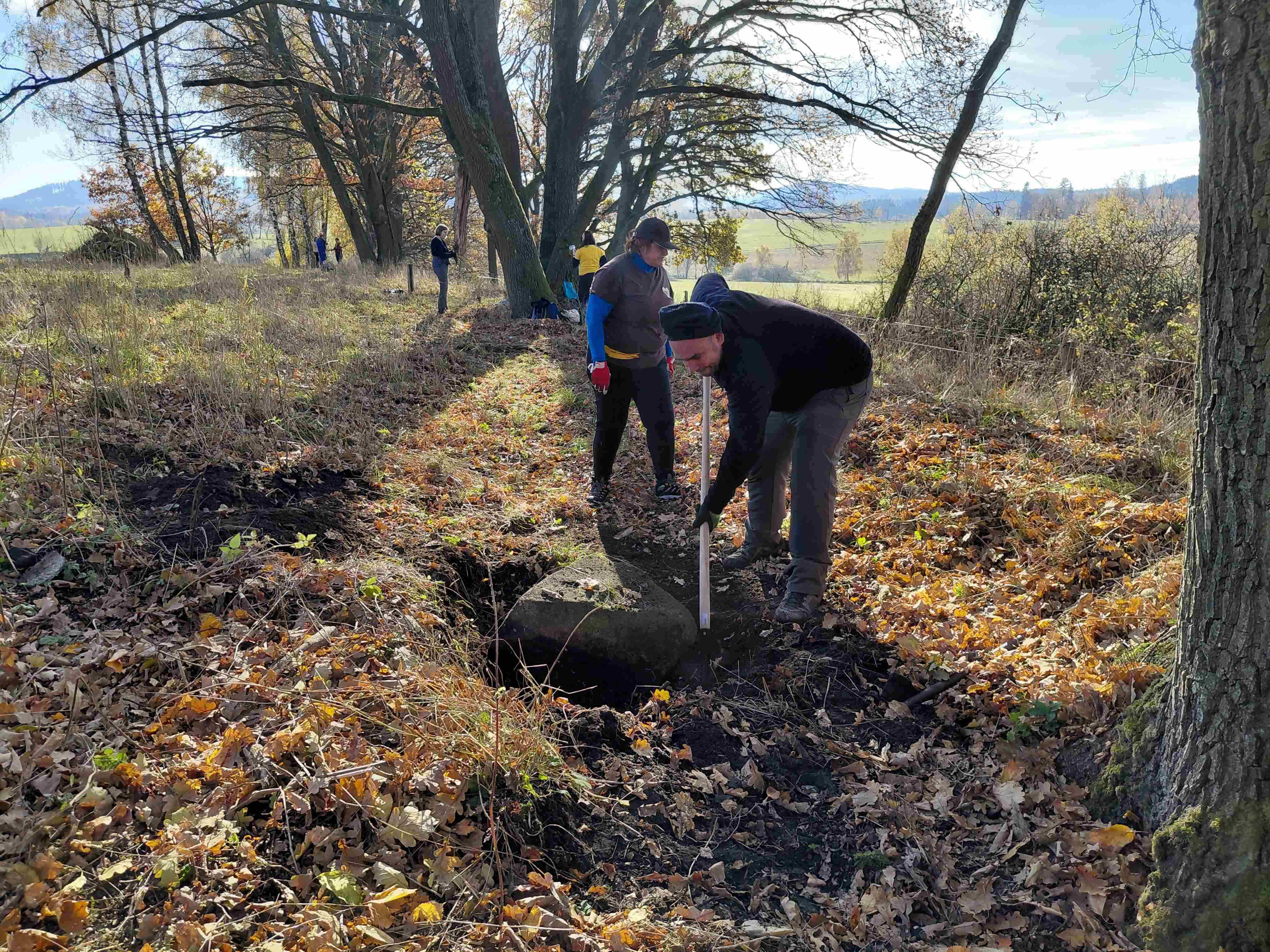Brigádníci projektu Stezky z lásky zpřístupnili neprůchozí turistickou trasu ve Slepičích horách