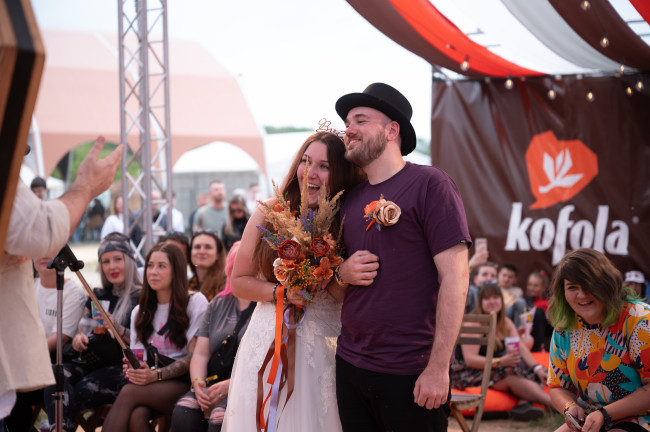 Kofola zrealizuje na festivalu Colours of Ostrava reálné svatby, pro nezadané přichystala originální seznamku