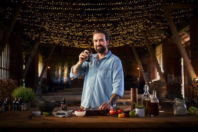 Kdo nikam nespěchá, nic mu neuteče, hlásá v nové kampani Royal Crown Cola