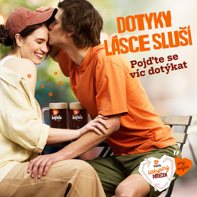 Kofola v nové kampani vyzývá k vzájemnému dotýkání