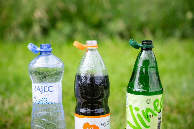 Neoddělitelná víčka neminou ani naše nápoje