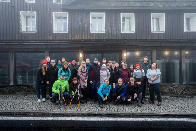 Dobrovolníci projektu Stezky z lásky mají za sebou další výzvu. Tentokrát zkrášlovali náročný terén Sněžky